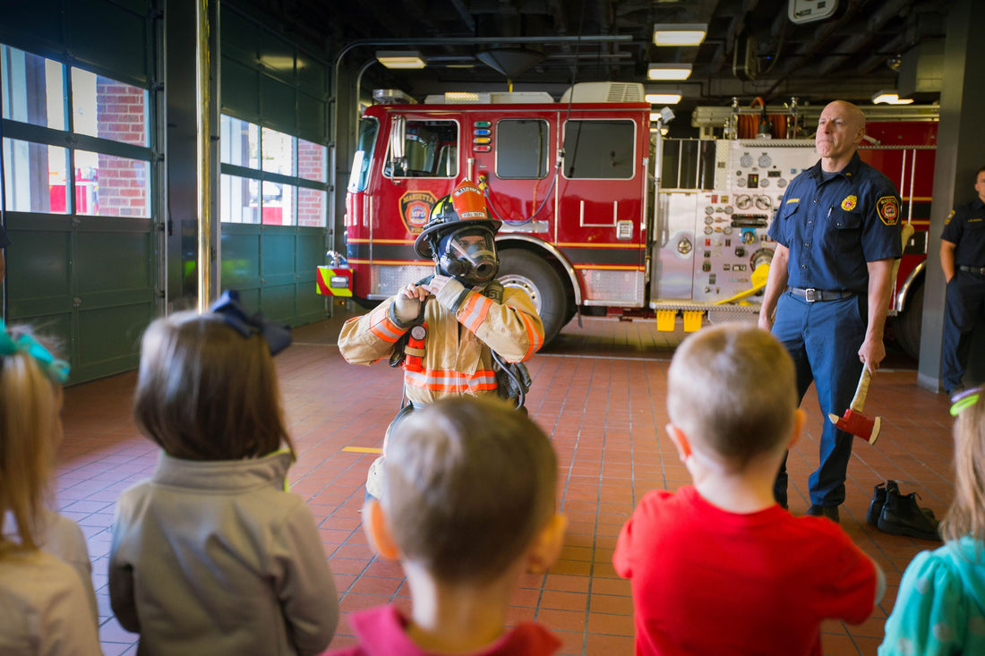 The school arranged for the children to learn fire fighting knowledge